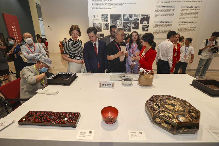 2023年5月28日，北京，推光漆器匠人為駐華使節(jié)展示技藝。