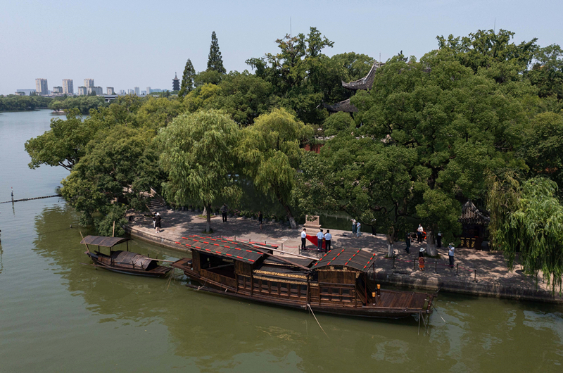 2022年7月27日，南湖紅船?？吭谡憬〖闻d市南湖旅游區(qū)的湖心島旁。