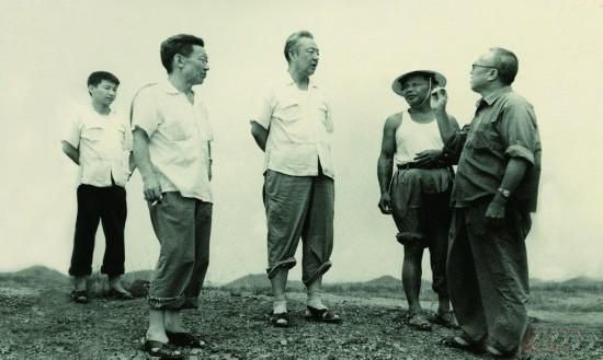 1978年8月，習(xí)仲勛（左三）在廣東惠陽農(nóng)村調(diào)研。在清華大學(xué)讀書的習(xí)近平（左一）利用暑假時(shí)間參加社會(huì)實(shí)踐，隨同父親一起下鄉(xiāng)。