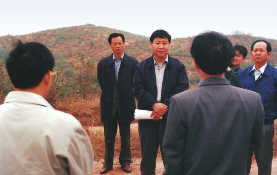 1999年11月，習近平在龍巖市長汀縣河田水土流失治理區(qū)調(diào)研。圖源：《習近平在福建（下）》
