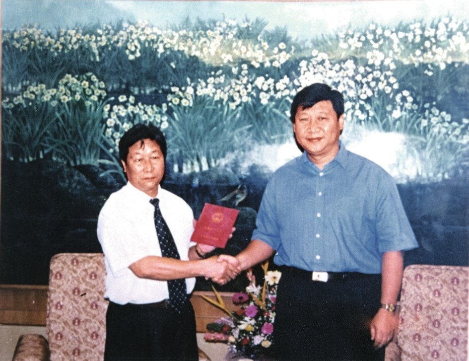 2000年7月，習(xí)近平為福建農(nóng)林大學(xué)教授林占熺頒發(fā)福建省政府“一等功”榮譽(yù)證書。圖源：《習(xí)近平在福建》（下）