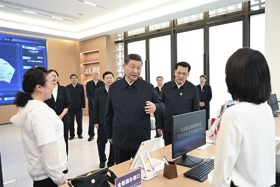 2024年4月22日至24日，中共中央總書記、國家主席、中央軍委主席習近平在重慶考察。這是22日下午，習近平在九龍坡區(qū)謝家灣街道民主村社區(qū)考察。新華社記者 謝環(huán)馳 攝