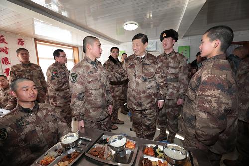 2014年1月26日中午，習(xí)近平來到連隊(duì)食堂，同戰(zhàn)士們一起用餐。新華社記者 李剛 攝