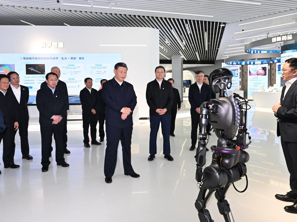 2023年11月28日下午，習(xí)近平在浦東新區(qū)張江科學(xué)城參觀上海科技創(chuàng)新成果展。新華社記者 謝環(huán)馳 攝