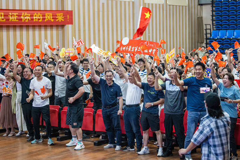 北京時間7月27日，2024年巴黎奧運會首個比賽日，在射擊10米氣步槍混合團體比賽中，中國選手黃雨婷/盛李豪獲得金牌。圖為黃雨婷的母校師生們通過收看奧運直播的方式為她加油助威。