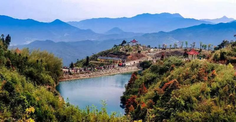 圖為游客們到軍營(yíng)村七彩池欣賞美景。廈門市委宣傳部供圖
