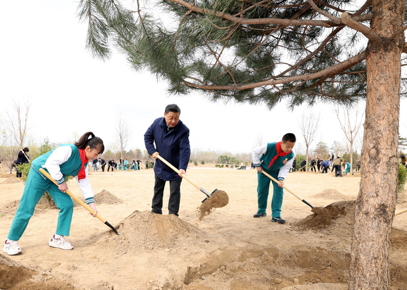 2022年3月，習(xí)近平總書記來(lái)到北京市大興區(qū)黃村鎮(zhèn)參加首都義務(wù)植樹(shù)活動(dòng)，同大家一起植樹(shù)。新華社記者 黃敬文 攝