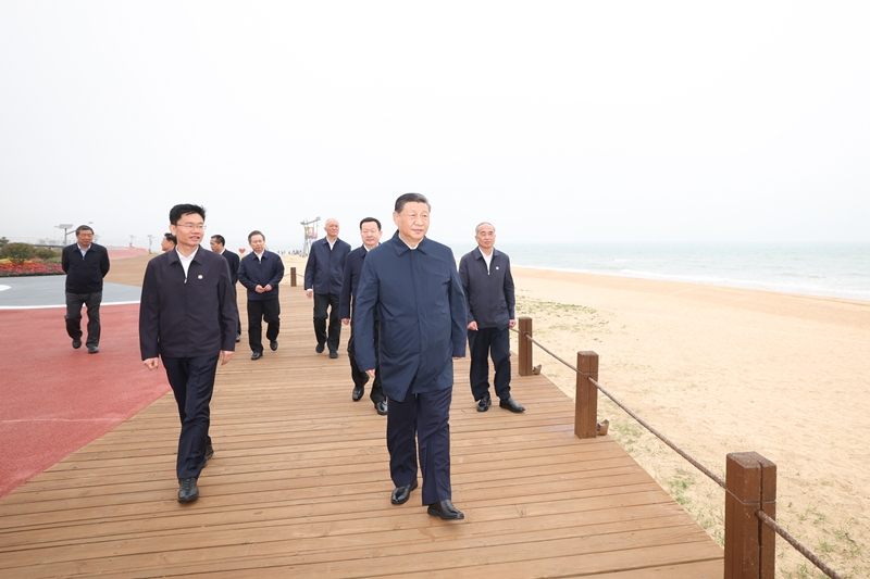 2024年5月22日，習(xí)近平總書記在山東日照陽光海岸綠道考察。