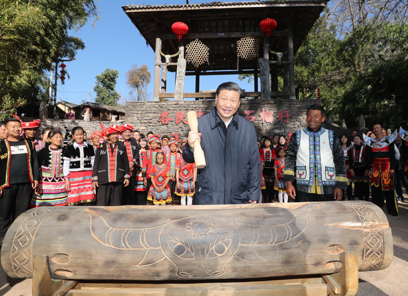 2020年1月19日，習(xí)近平總書記在云南省騰沖市清水鄉(xiāng)三家村中寨司莫拉佤族村廣場上，敲響三聲佤族木鼓，祝福來年風(fēng)調(diào)雨順、國泰民安。