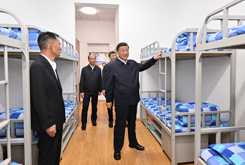 2024年6月18日下午，習(xí)近平總書記在青海果洛西寧民族中學(xué)宿舍樓察看學(xué)生住宿條件。
