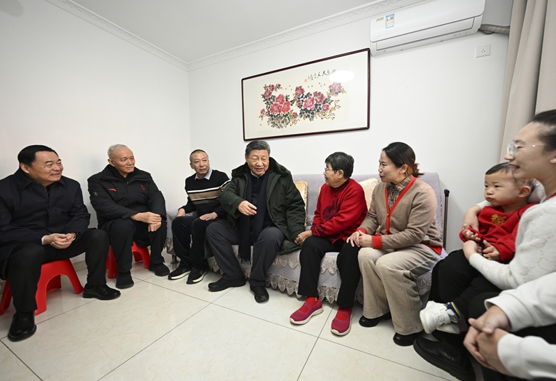 2025年1月23日上午，習(xí)近平總書記在遼寧沈陽大東區(qū)長安街道長安小區(qū)考察時，走進(jìn)居民郎素蘭家中看望。