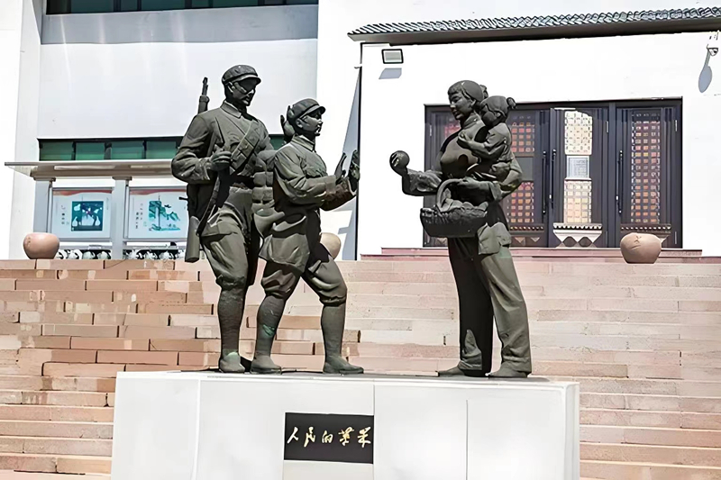 錦州蘋果廉政文化展覽館前的《人民的蘋果》主題雕塑。（由遼沈戰(zhàn)役紀(jì)念館供圖）