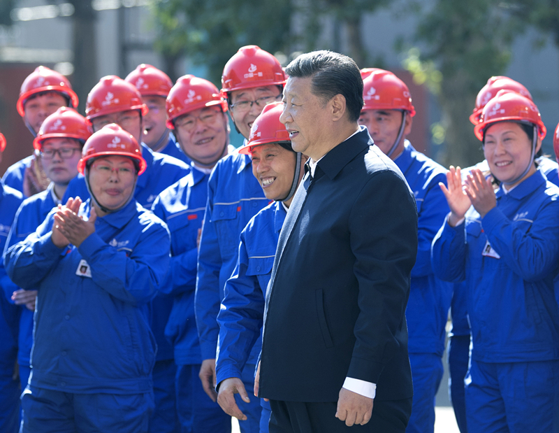 2018年9月26日，在中國一重集團(tuán)，習(xí)近平總書記走到工人中間，同大家親切交流。
