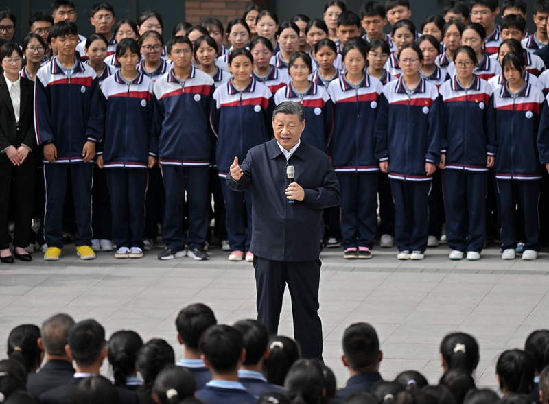 2024年6月18日，習(xí)近平總書記在青海果洛西寧民族中學(xué)考察時，同師生們親切交流。