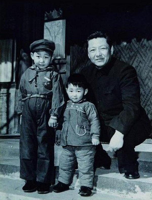 1958年，習(xí)仲勛與兒子習(xí)近平、習(xí)遠(yuǎn)平在一起。