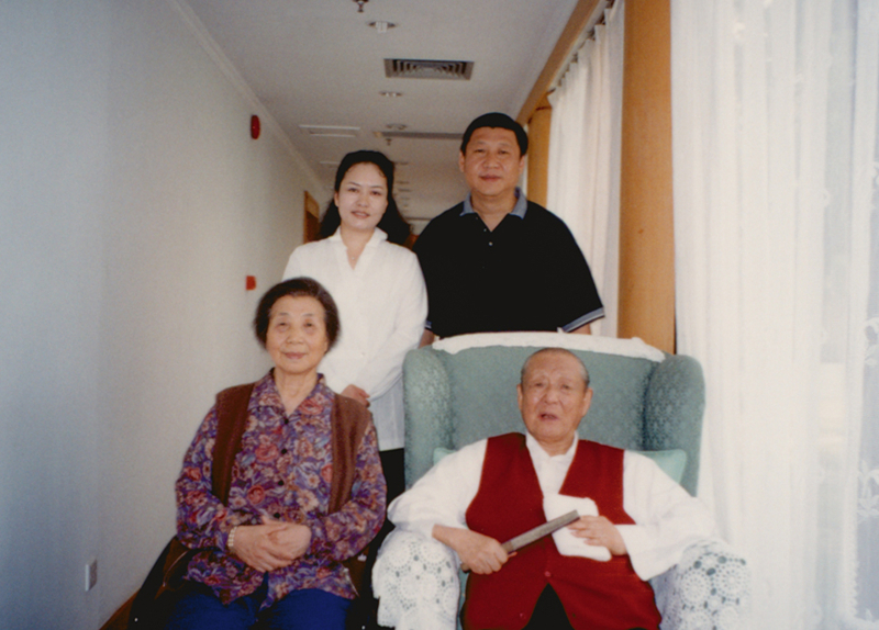 習(xí)近平與夫人彭麗媛同父親習(xí)仲勛、母親齊心的合影。