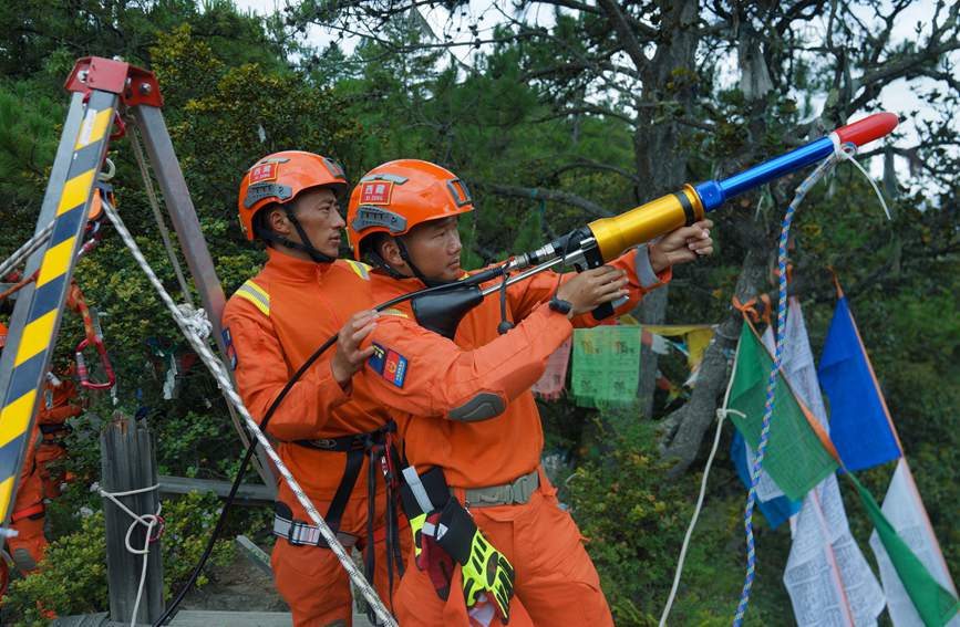 發(fā)射拋投器 。西繞拉翁攝