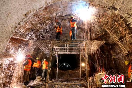 圖為施工人員正在進(jìn)行隧道支護(hù)焊接作業(yè)?！￡悤?攝