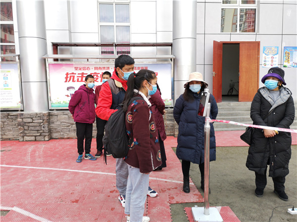 圖片默認(rèn)標(biāo)題_fororder_1、學(xué)生排隊(duì)進(jìn)入校園-攝影-左斌