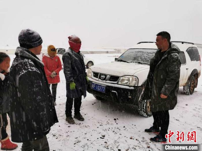 圖為扎西鬧吾(右一)與當?shù)啬翍艚徽?。郵儲銀行青海省分行供圖