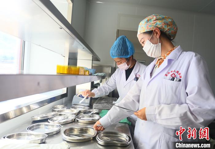 7月下旬，夏河縣人民醫(yī)院醫(yī)生進行手術用具的消毒清潔?！「哒?攝