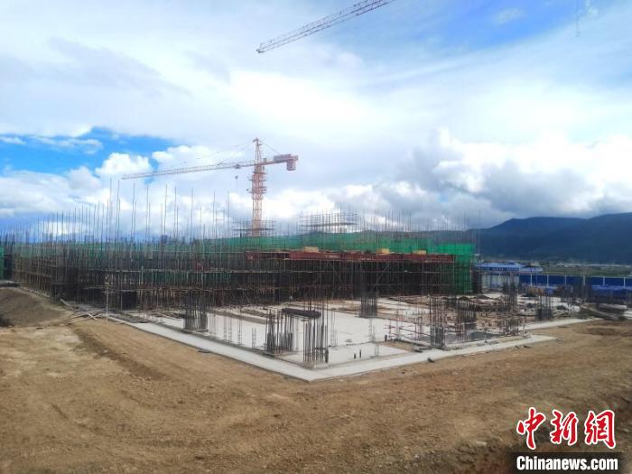 圖為香格里拉站實(shí)現(xiàn)封頂。中國(guó)鐵路昆明局集團(tuán)供圖