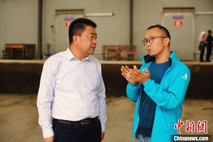 天?？h委書記李鵬(左)接受自媒體“碼頭青年”主編林飛(右)采訪。　闕道華 攝