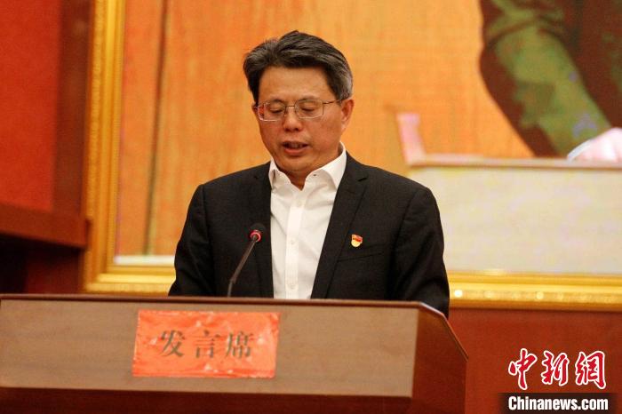 圖為果洛州委常委、副州長、上海市援青聯(lián)絡組組長馮志勇總結對口支援十年工作?！」逯菸麄鞑抗﹫D 攝