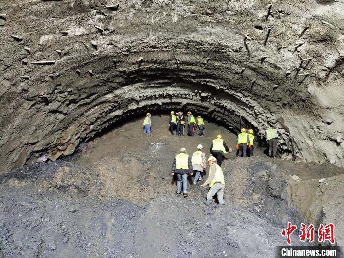 圖為久馬高速查針梁子隧道施工現(xiàn)場(chǎng)?！⊥貔i 攝