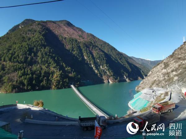 這條單跨353米索道橋，是全國最長的民用重載索道橋，技術(shù)要求高，施工難度極大。僅完成進(jìn)行便道、索道橋施工就用了一年時間。郭瑩 攝