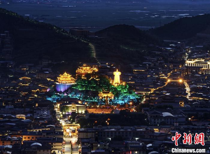 圖為滇藏茶馬古道重鎮(zhèn)獨(dú)克宗古城已成為知名旅游景點(diǎn)?！『蜁匝?攝