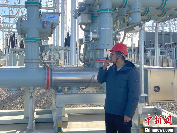 圖為國網(wǎng)青海檢修公司專業(yè)人員在沙柳變電站驗(yàn)收設(shè)備。　唐胥 攝