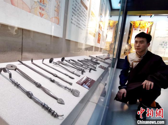 圖為陳展的藏醫(yī)手術(shù)器械。　張?zhí)砀?攝