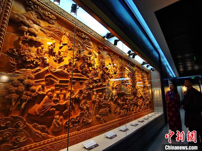 圖為青海大學(xué)民族醫(yī)學(xué)博物館陳展的歷代知名藏醫(yī)浮雕?！?zhí)砀?攝
