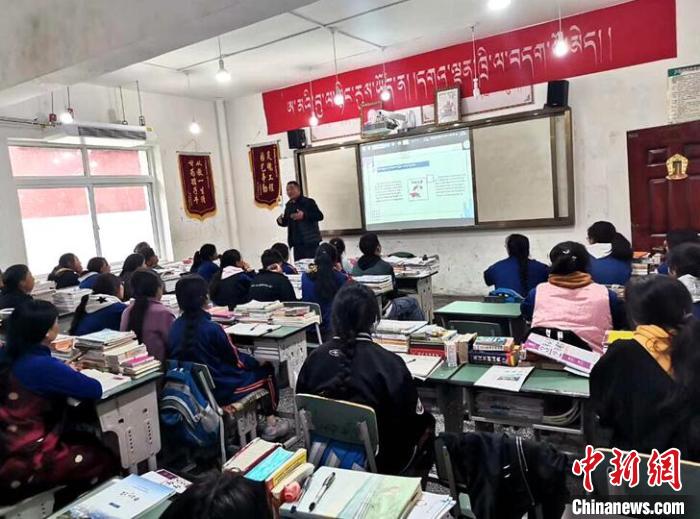 學(xué)生在免費輔導(dǎo)班上課。　尼瑪初 攝