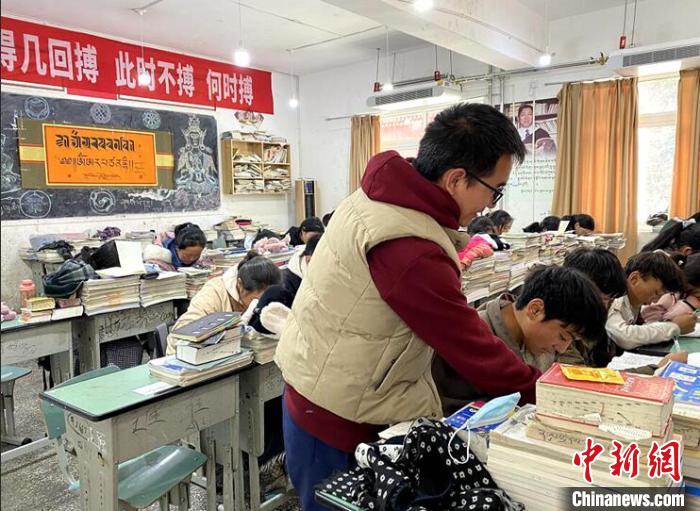學(xué)生在免費輔導(dǎo)班上課?！∧岈敵?攝