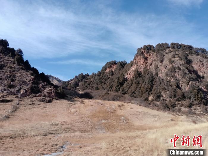 圖為坎布拉外圍地區(qū)的古火山口。孫揚(yáng)益 供圖 孫揚(yáng)益 供圖 攝