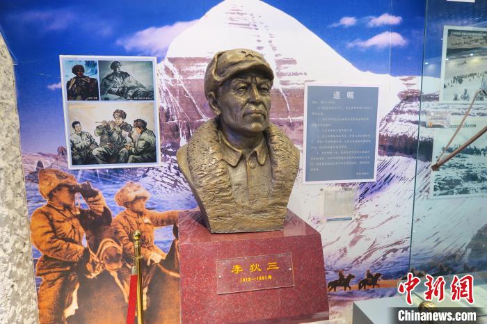 圖為南疆軍區(qū)某合成團(tuán)1連榮譽(yù)室，雕像是進(jìn)藏先遣英雄連總指揮李狄三?！畛坛?攝
