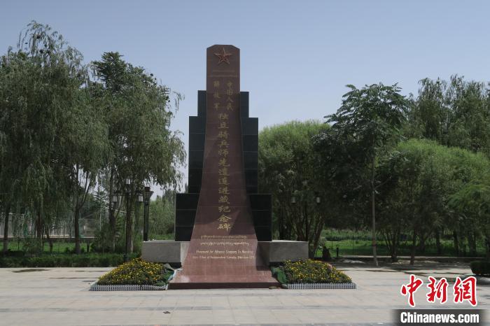 圖為位于于田縣中心的中國人民解放軍獨(dú)立騎兵師先遣連進(jìn)藏紀(jì)念碑?！畛坛?攝