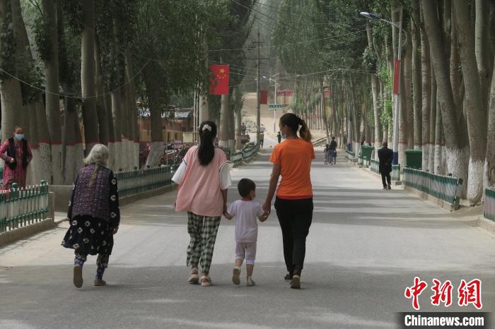 圖為進(jìn)藏先遣英雄連誓師地原址所在的新疆維吾爾自治區(qū)和田地區(qū)于田縣普魯村現(xiàn)貌?！畛坛?攝