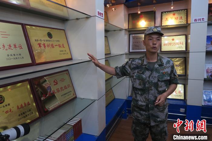 圖為南疆軍區(qū)某合成團(tuán)1連連長(zhǎng)齊楠?！畛坛?攝