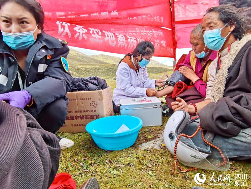 給牧民檢查身體。巴登攝