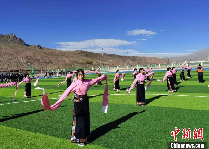 圖為青海師范大學(xué)附屬玉樹實驗學(xué)校學(xué)生在綠茵場跳起囊謙古舞—卓根瑪?！“讋?攝
