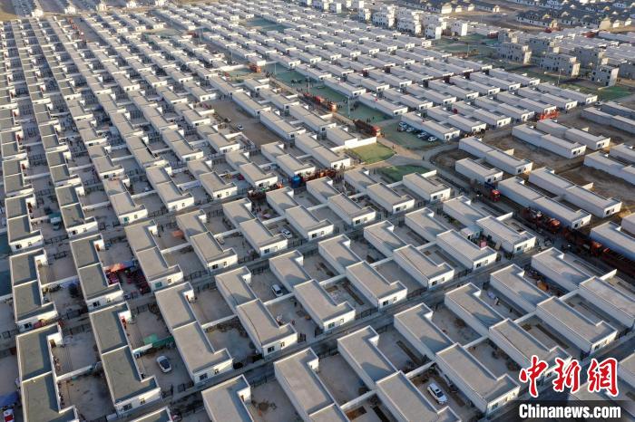 圖為蘭州新區(qū)移民安置區(qū)。　丁凱 攝