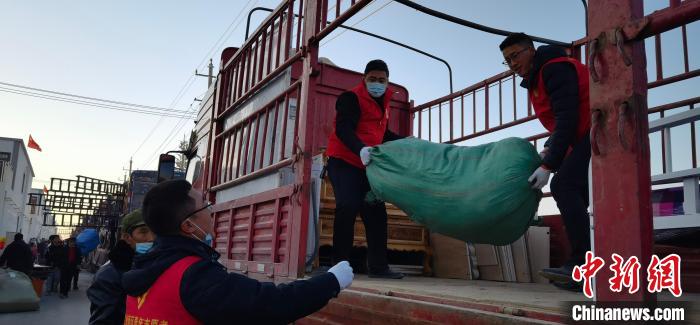 圖為志愿者幫忙搬運(yùn)家具等物資。　魏建軍 攝