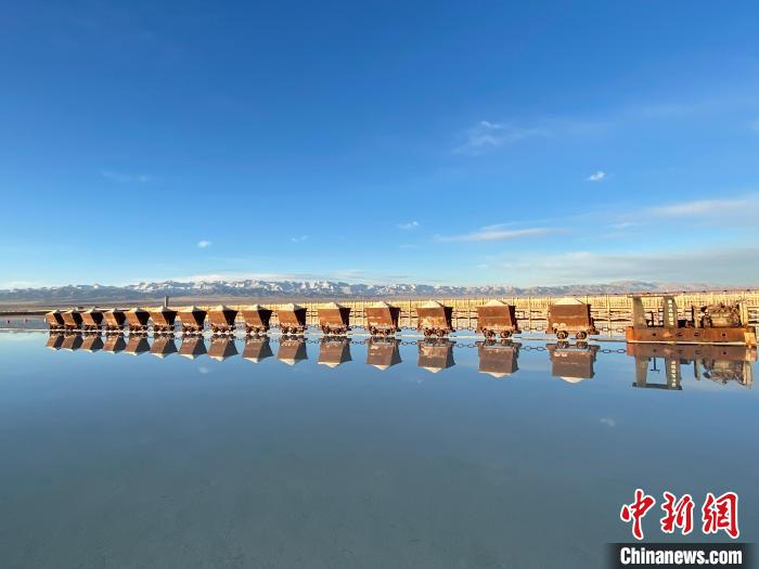 圖為小火車倒影在湖中，湖面如圖明鏡一般?！●R翔 攝