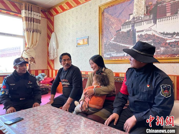 圖為派出所民警和義警入戶了解情況?！∑罾C娟 攝