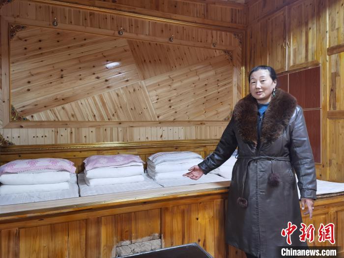圖為德吉村村民鬧尖措介紹自家農(nóng)家樂(lè)?！∑钤鲚?攝
