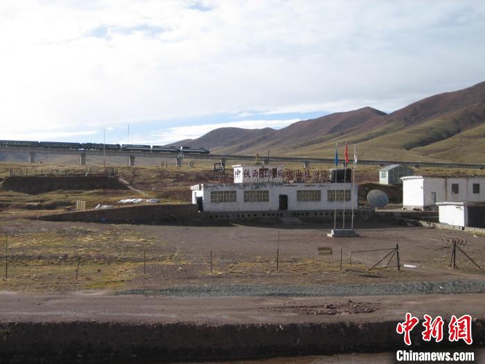 圖為青藏鐵路通車(chē)后列車(chē)經(jīng)過(guò)中鐵西北院風(fēng)火山觀測(cè)站。(資料圖) 中鐵西北科學(xué)研究院供圖