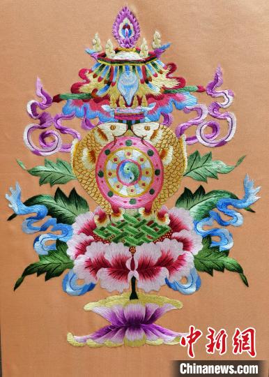 圖為藏繡作品?！∑钤鲚?攝